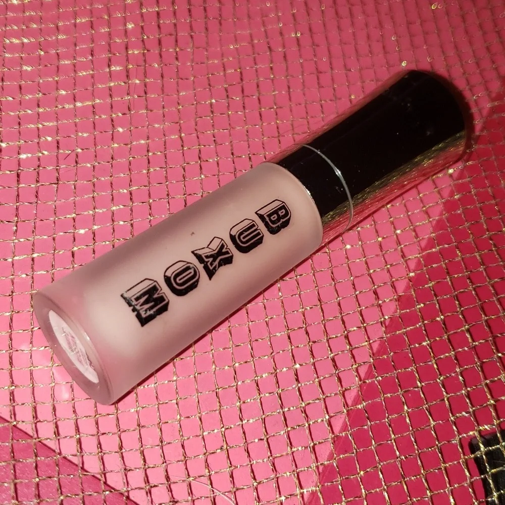 buxom mini